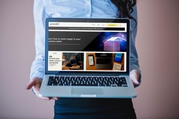 A person holding a computer

AI-generated content may be incorrect.